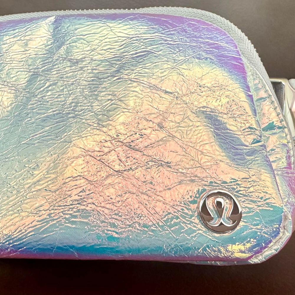 Lululemon Everywhere Belt Bag Iridescent/Silver